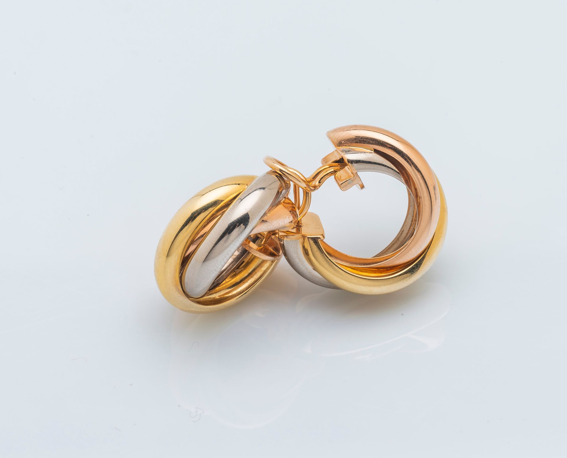 CARTIER Paire de clips d’oreilles créoles modèle Trinity en or de trois couleurs&hellip;