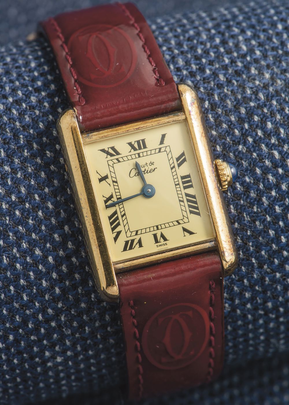 Must de CARTIER, vers 1990 名为Tank的古典女士手表，采用vermeil（925千分之一）。长方形的表壳，底部光滑，底部和表壳中间的&hellip;