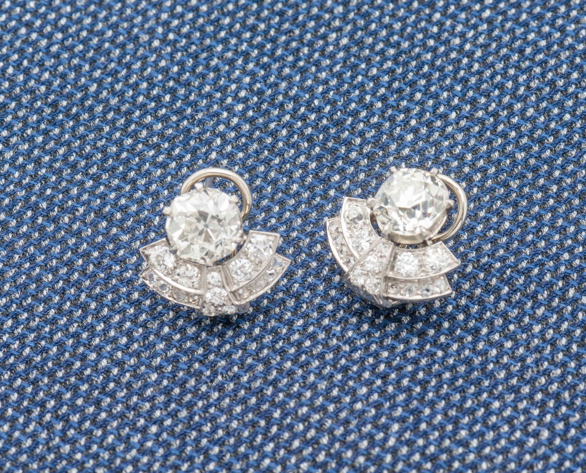 Null 
一对装饰艺术风格的耳环，18克拉（750‰）白金，分别装饰有枕形钻石，其中一个2.87克拉J SI2，另一个2.83克拉L VS1，上面有一个半圆形&hellip;