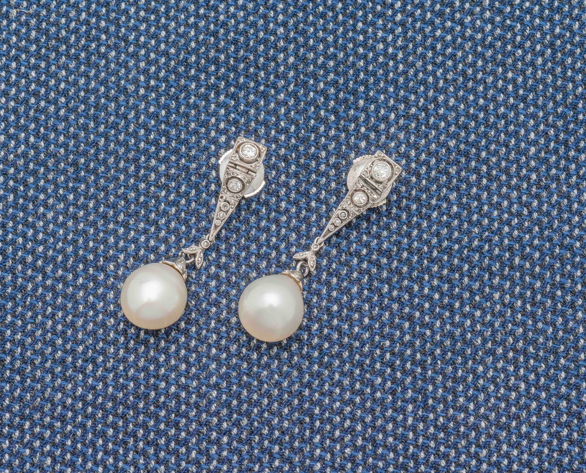 Null 一对铂金(950 ‰)耳环，每只耳环上都有一连串坠落的钻石，托着一颗水滴形养殖珍珠。法国作品，20世纪初，印有Charles Garnier字样。

&hellip;