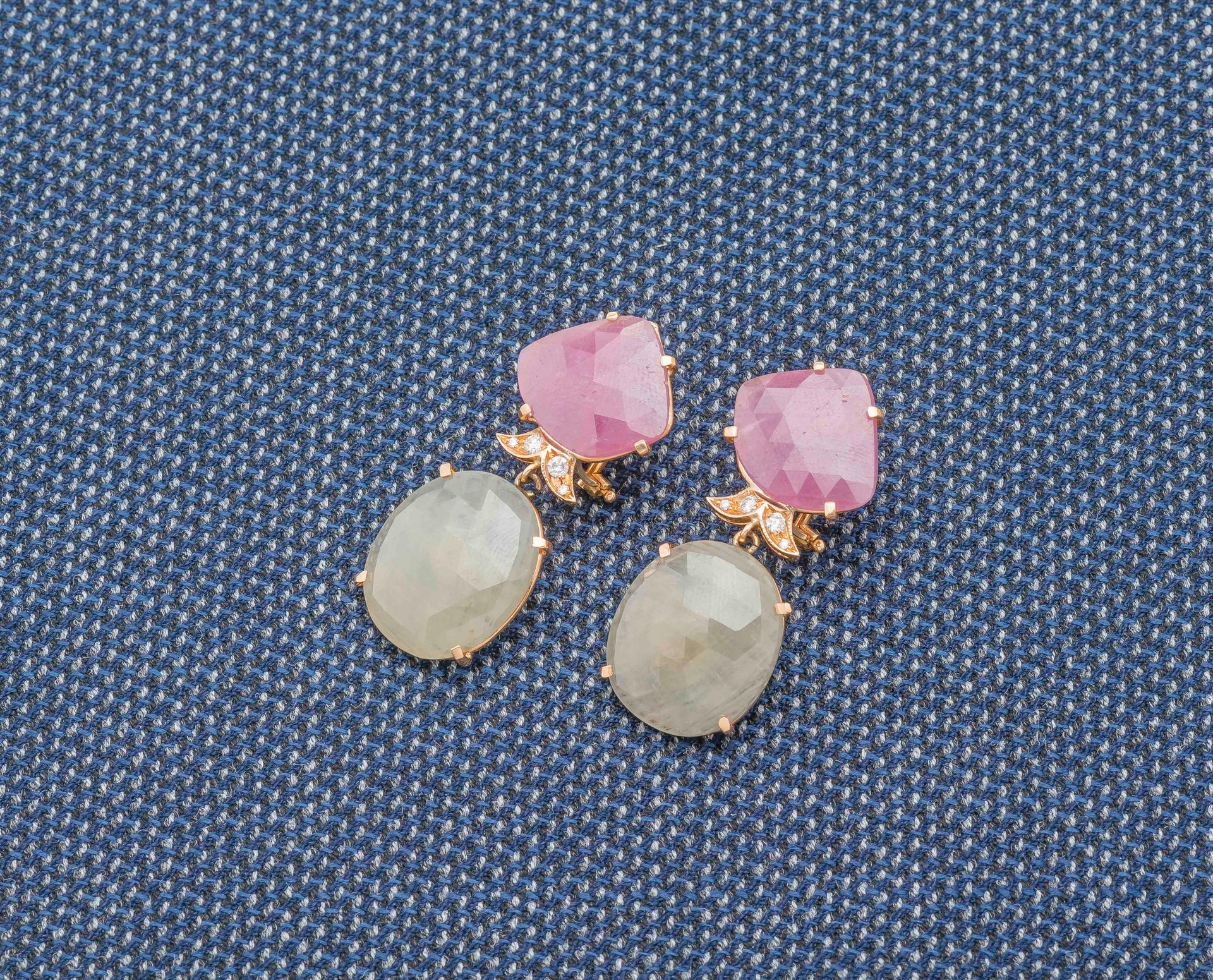 Null Paar Ohrhänger aus 18 Karat Gelbgold (750 ‰) mit einem facettierten rosafar&hellip;