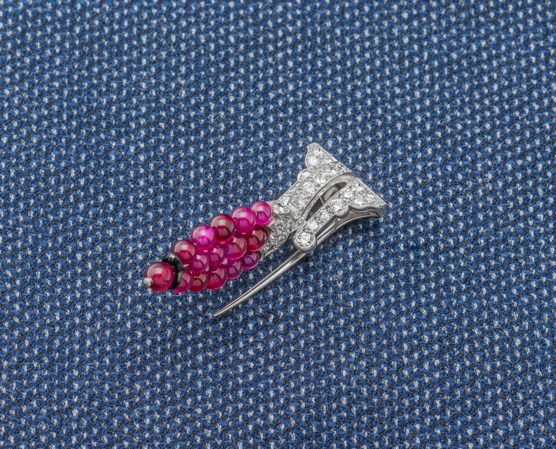 CARTIER 18K（750‰）白金领夹，几何形的附件上镶嵌着明亮式切割的钻石，支撑着一簇红宝石珍珠，画着一片叶子，由一个珐琅彩的戒指托着（珐琅彩丢失）。作品&hellip;