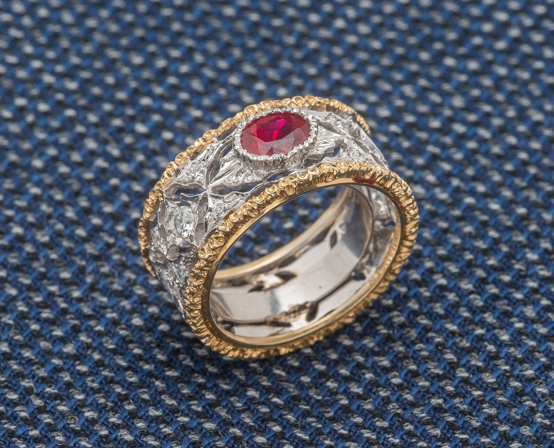 MARIO BUCCELLATI 一枚18ct (750 ‰)白金和黄金带戒指，形成了一个镶有明亮式切割钻石的桂冠，并在中央装饰有一颗椭圆形的红宝石，采用封闭式&hellip;