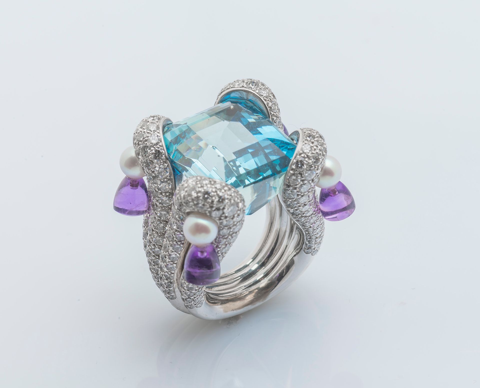 Null 重要的18K（750‰）白金鸡尾酒戒指，镶嵌着一颗特殊的圣玛丽亚型冰川蓝海蓝宝石，长方形切割，重约26克拉，由四个铺有明亮式切割钻石的金环夹住，每个金&hellip;