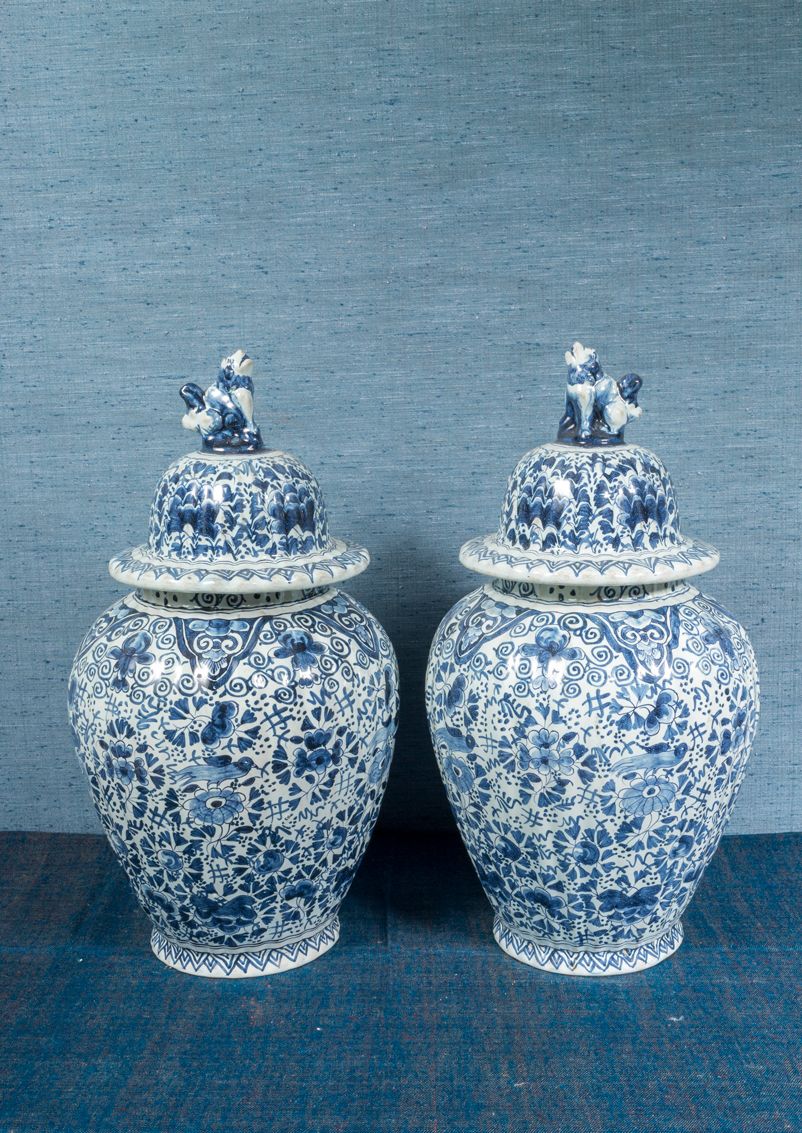 Null In the taste of DELFT 

Pair of covered earthenware potiches in white and b&hellip;