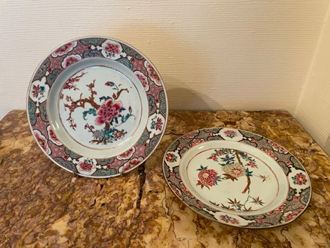 Null Deux assiettes en porcelaine de la famille rose à décor de pivoines et de f&hellip;
