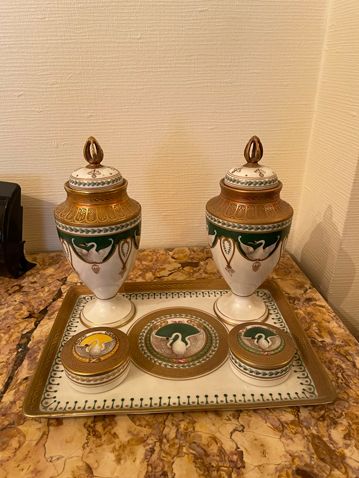 ROVINA à Epinal ROVINA在埃皮纳尔。

有天鹅装饰的瓷器套装，由两个有盖花瓶，两个药膏盒和一个长方形托盘组成，已签名。

帝国风格

高：2&hellip;