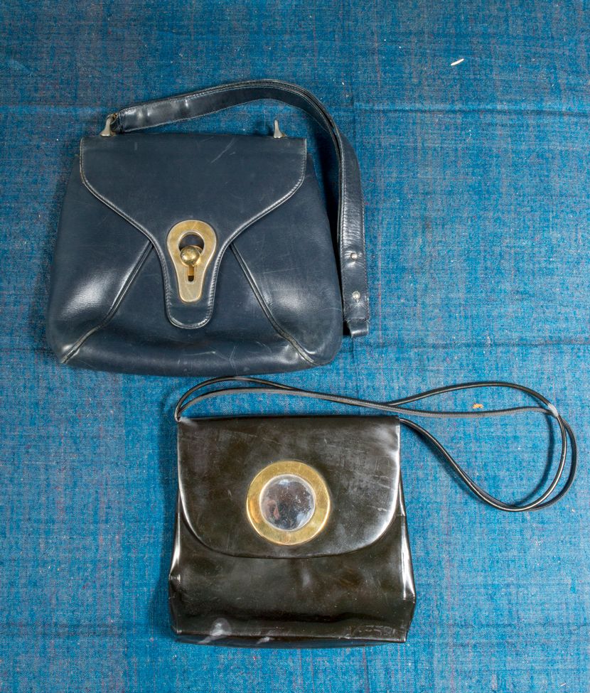 Null Lot including:

- GUCCI, leather handbag, 25 x 28 cm

- Pierre BALMAIN, lea&hellip;