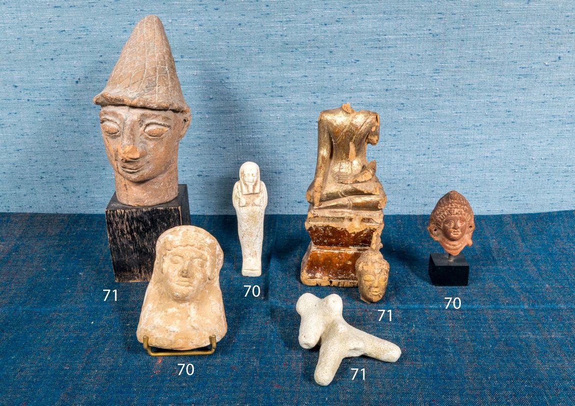 Null 地段包括 :

-一件米色陶器的古代女性原件，带有白色的残余物。穿着。

大希腊，公元前5世纪。

-赭石色陶器女头像，有三个锁扣

亚历山大城，罗马&hellip;