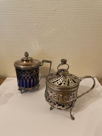 Null 拍品包括两个银制芥末罐（925千分之一），有镂空装饰，一个内有蓝色玻璃，另一个没有玻璃。

第一幅是公鸡（1809-1819），第二幅是外国作品

重&hellip;