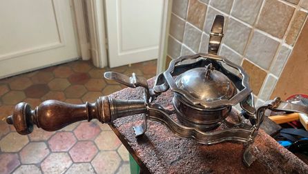 Null Silvered bronze plate warmer, turned wooden handle

18th century

11 x 30 c&hellip;