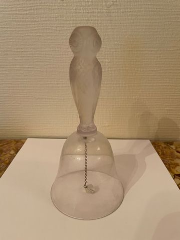 LALIQUE LALIQUE,

Campana di cristallo con decorazione di gufo

H : 17,5 cm