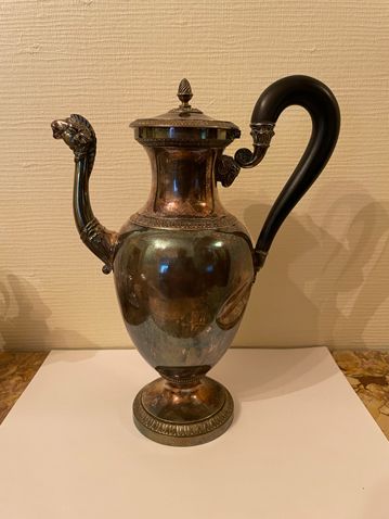 Null 银制（925千分之一）柱状咖啡壶，置于饰有水叶的基座上，壶嘴有一个骆驼头，发黑的木柄置于一个公羊的头上

巴黎，1819-1838年

高：26厘米 &hellip;