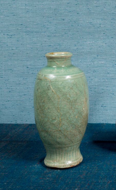 Null 青瓷釉陶花瓶，已损坏

高：21厘米