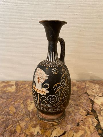Null Terracotta lekythos decorated with bust on black background. After the anti&hellip;