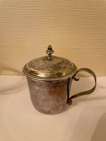 Null Covered kettle in silver (925 thousandths)

Weight : 163,7 g