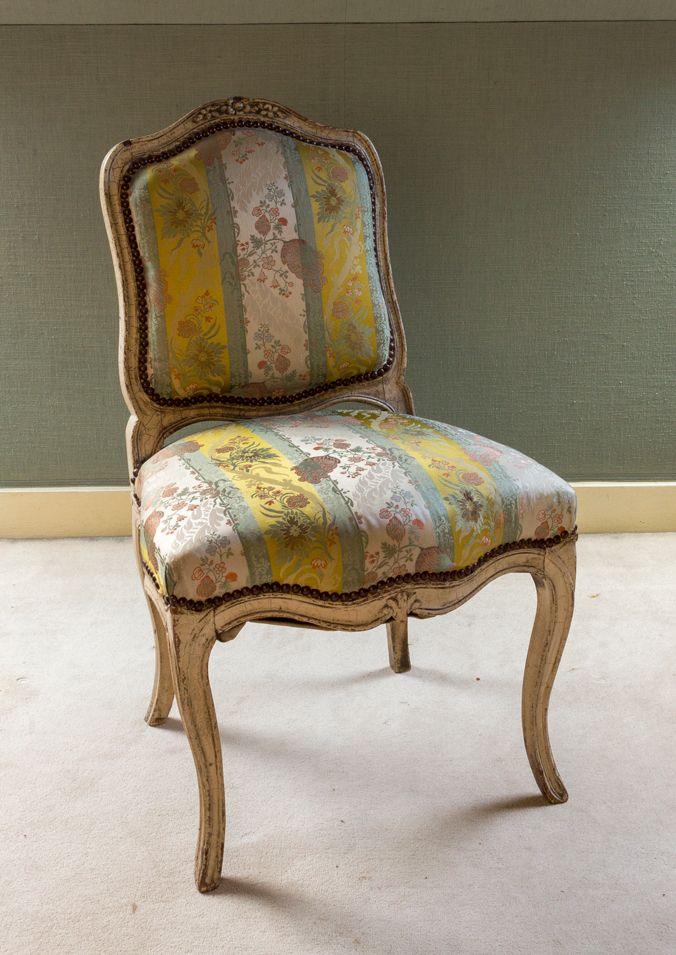 Null Stuhl aus geschnitztem, profiliertem und cremefarben lackiertem Holz.

Stil&hellip;