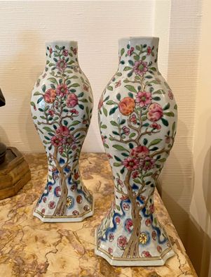 Null Pair of porcelain vases of the pink family with pomegranate decoration

H :&hellip;