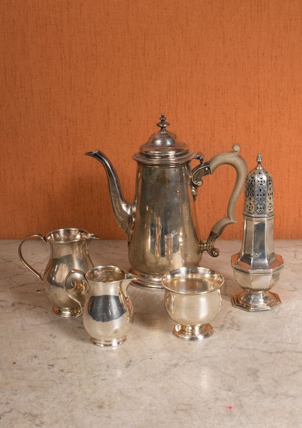 Null 银制品（千分之九百二十五），包括一个水壶，两个牛奶壶，一个洒水壶，一个碟子和一个银质和电木盒

英文作品

毛重：1119克