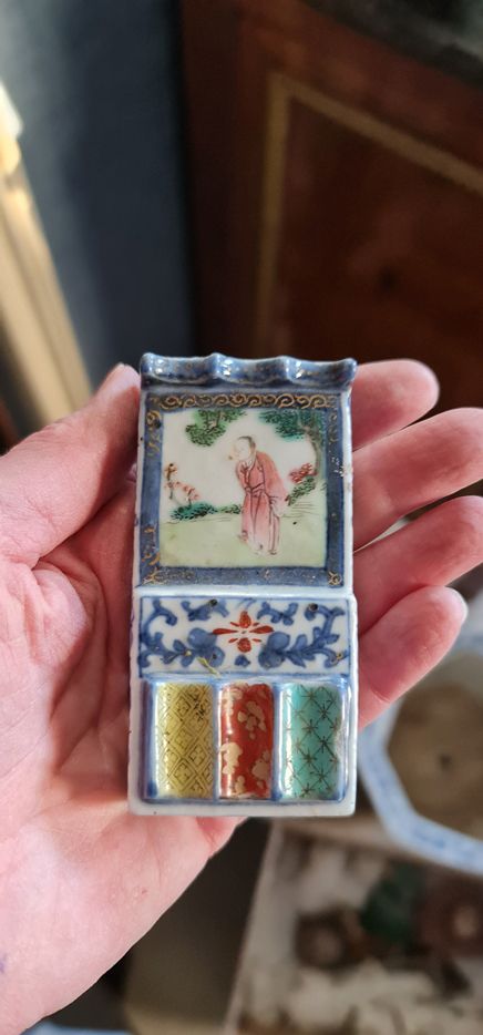 Null Porcelain and enamels of the pink family, of rectangular form, decorated wi&hellip;