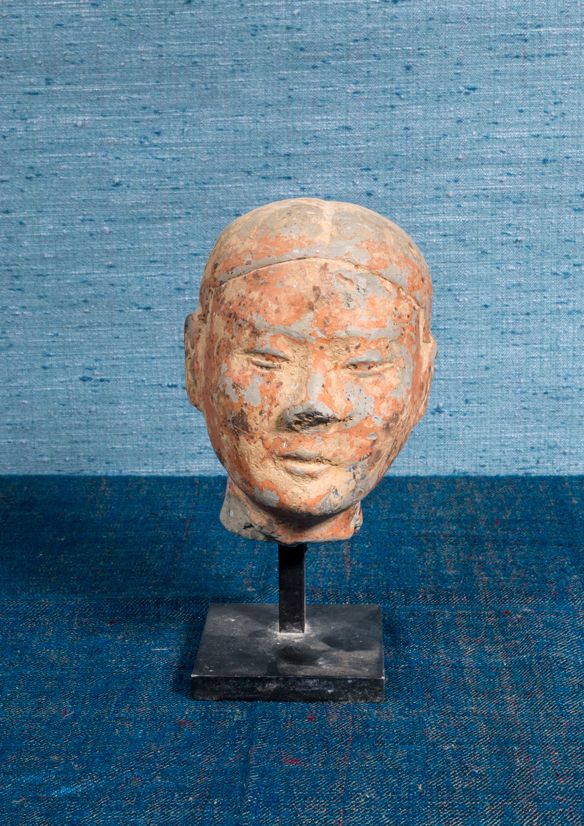 Null Piccola testa femminile in terracotta grigia con barbottina rossa.

Cina, s&hellip;