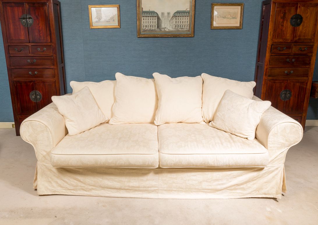 Null 舒适的三座沙发，采用奶油色织物装饰

77 x 221 x 98 厘米