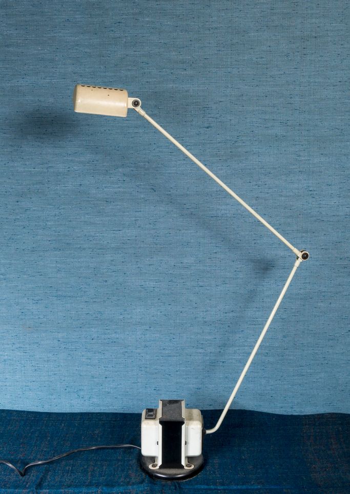 Null Tommaso CIMINI, 意大利LUMINA出版社

白色漆面金属台灯模型Daphine

H.80厘米