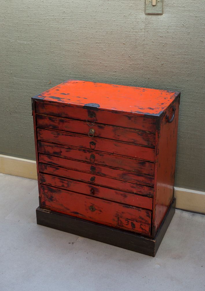 Null Kleines Möbelstück aus rot lackiertem Holz, das sich mit 8 Schubladen öffne&hellip;