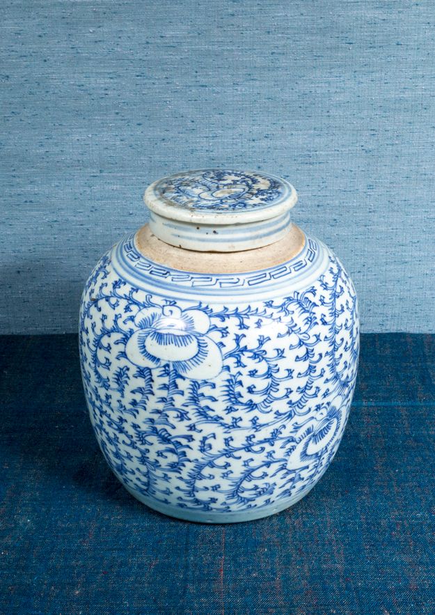 Null 青花瓷盖球状壶，内衬风格化的花卉卷轴装饰。

中国，19世纪末

H.24厘米

专家Anne Papillon