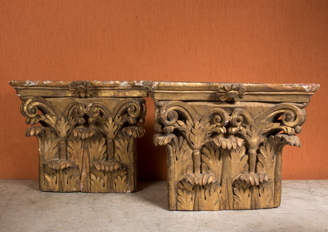 Null 
Deux chapiteaux en bois et stuc doré à décor d'acanthes




33 x 42 cm



&hellip;