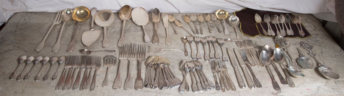 Null Silver lot including several parts of cutlery menagères mismatched 

Gross &hellip;