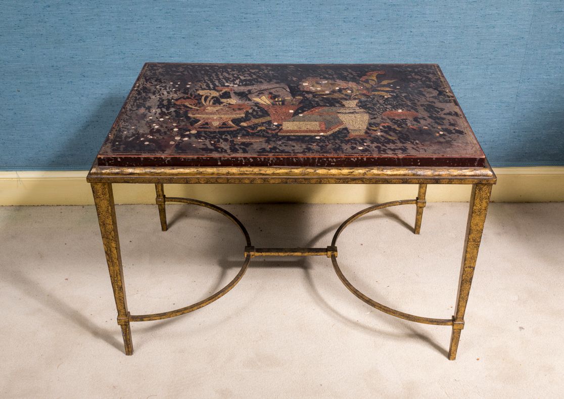Null Tavolino in metallo parzialmente dorato con piano in lacca decorato con vas&hellip;