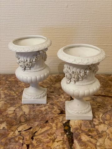 Null Pair of small cookie medicis vases decorated with flowery garlands

H : 12,&hellip;