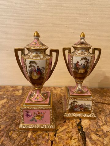 Null Ein Paar Cassoletten in Form von Medici-Vasen aus polychromem Porzellan (ge&hellip;
