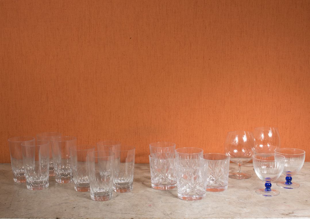 Null 一批不匹配的水晶，包括:

- BACCARAT，4个橙汁杯

- 4个橙汁杯

- CRISTAL DE PARIS，5个威士忌酒杯

- 2个酒杯&hellip;