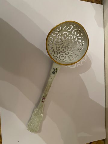 Null Porcelain sprinkling spoon with painted flowers decoration

L : 19,5 cm