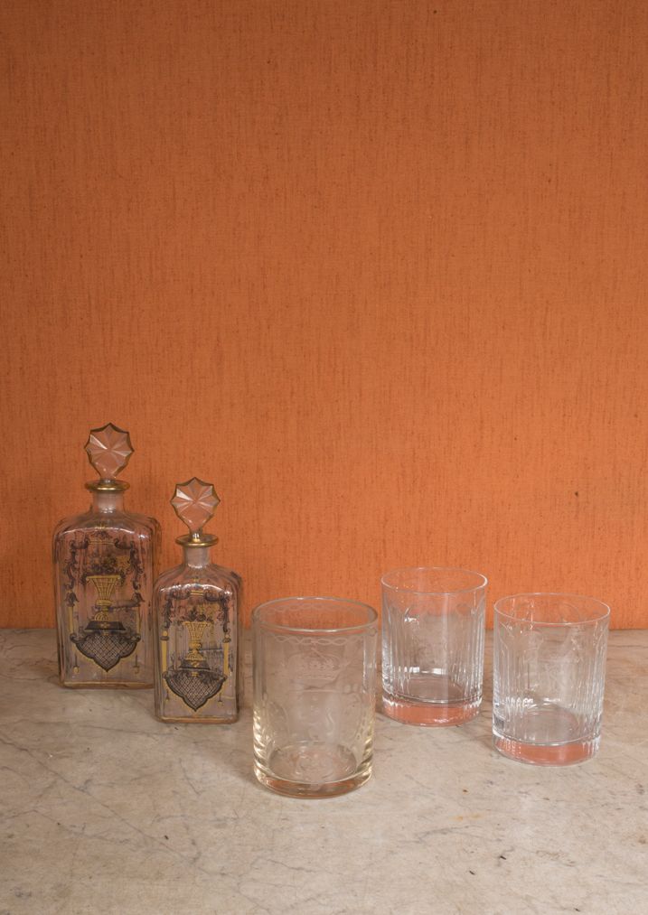 Null 一套有两个彩绘玻璃瓶，两个水晶威士忌杯和一个刻有皇冠狮子图案的杯子。