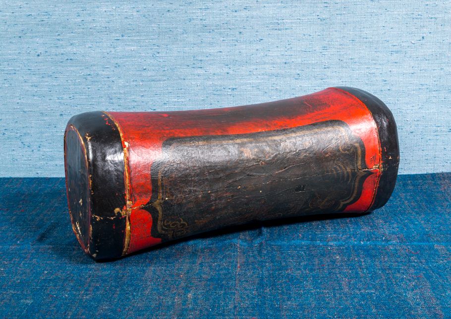 Null Oreiller de fumeur d'opium en bambou laqué noir et rouge

Chine

13 x 33 cm&hellip;