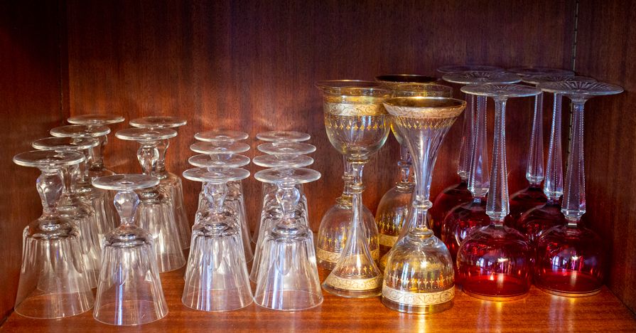 Null Lote de cristalería que incluye parte de un juego de vasos, garrafas y vari&hellip;