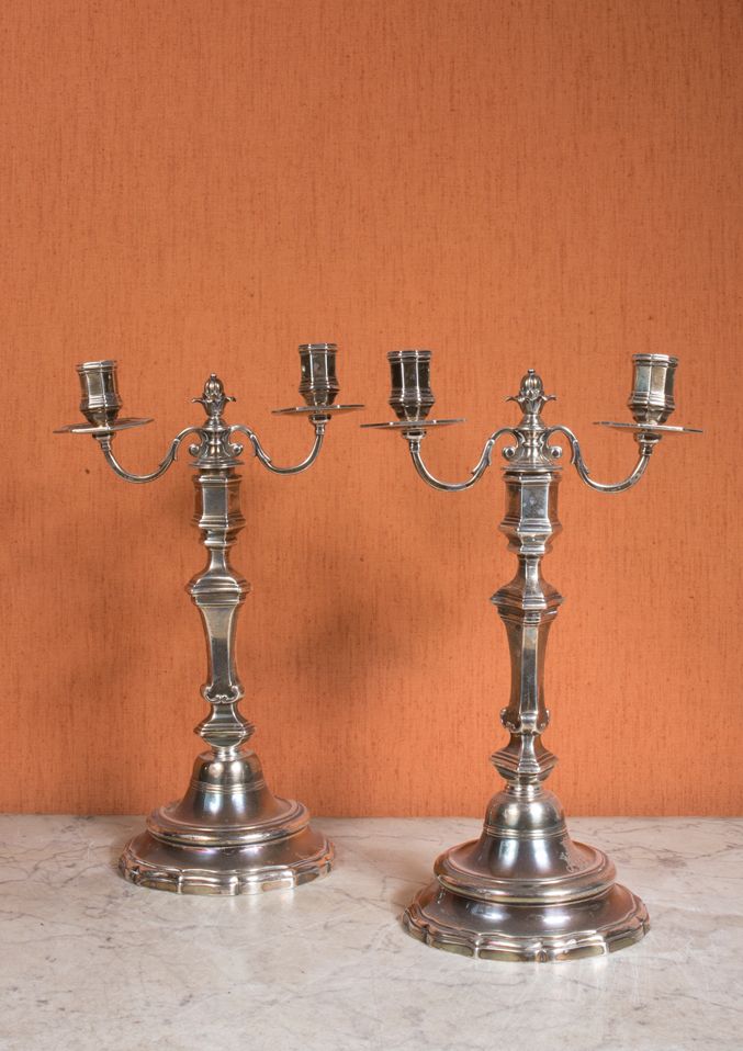 Null Pair of silver torches with armorial decoration on the base

Work of the XV&hellip;