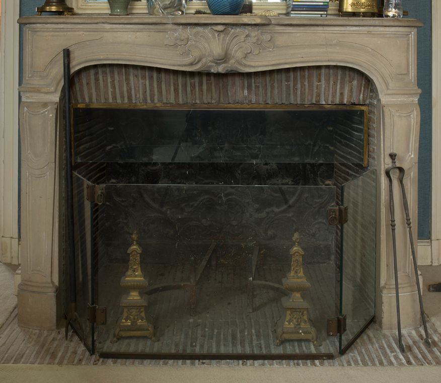 Null 一对鎏金铜制壁炉，立于四爪脚上

附有一个炉灶套件