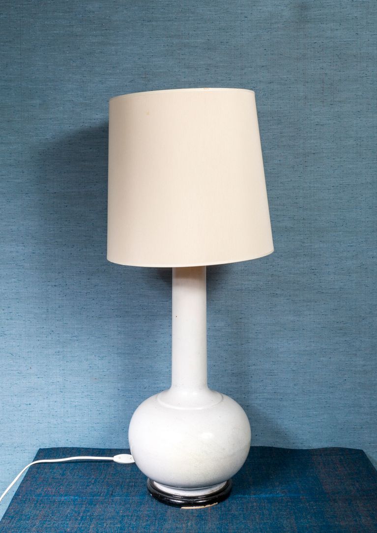 Null 中国

白色釉面陶瓷花瓶，高管状颈部，安装在木质底座上作为灯使用

H.53.5厘米
