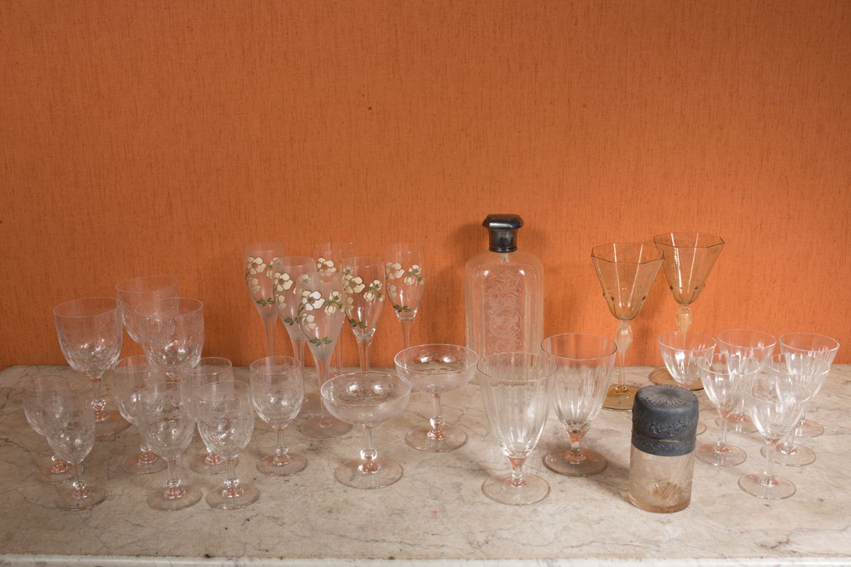 Null 水晶制品中不匹配的地段，包括:

- 服务套装包括2个水杯和6个波特杯

- 2个穆拉诺风格的有柄玻璃杯

- 1个玻璃杯和1个刻有装饰的瓶子

- &hellip;