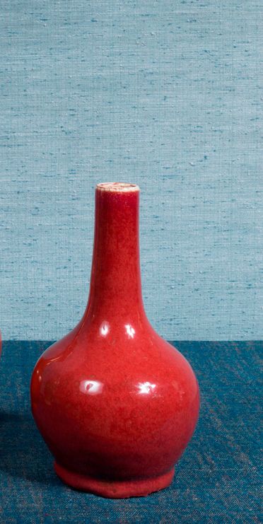 Null Vase bouteille à panse arrondie et long col, émaillé sang-de-bœuf.

Chine, &hellip;