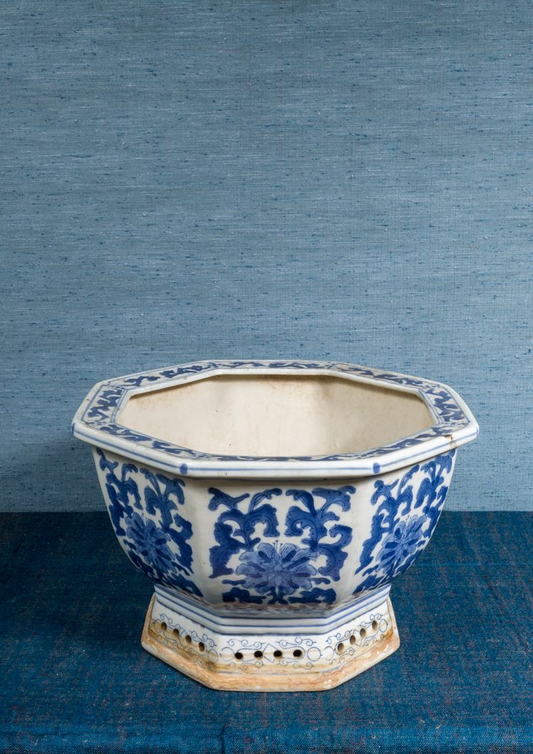 Null Achteckige Jardinière aus blau-weißem Porzellan mit stilisiertem Blumen- un&hellip;