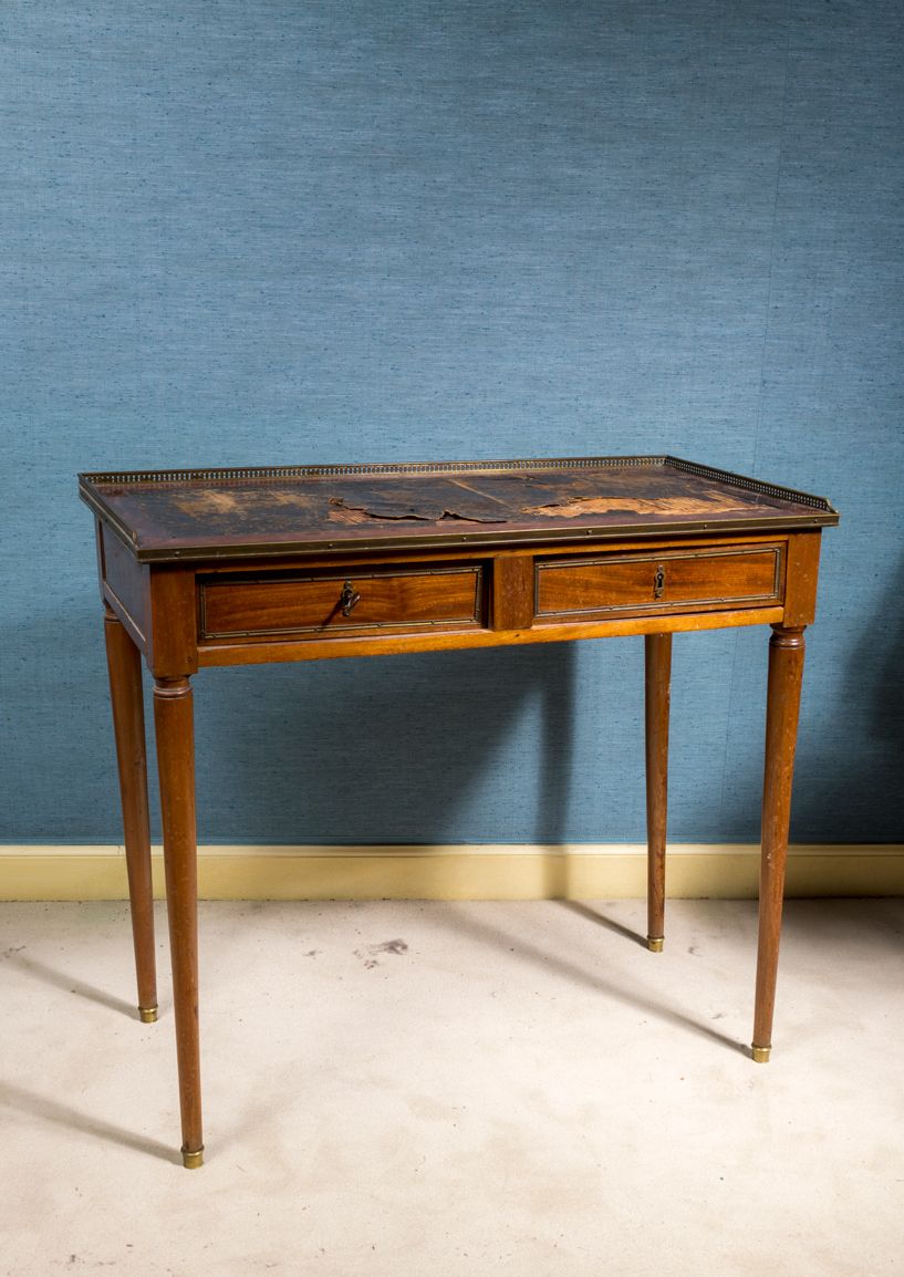 Null 天然木制小书桌，在腰带上开有两个抽屉，皮革桌面非常损坏，铜质画廊，锥形腿

十八世纪的元素

72 x 80,5 x 40厘米

事故