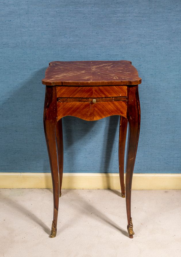 Null 嵌有叶子的单板小桌，弯曲的桌腿用青铜色的萨博特装饰

路易十五风格

71 x 38 x 38厘米

事故、修复