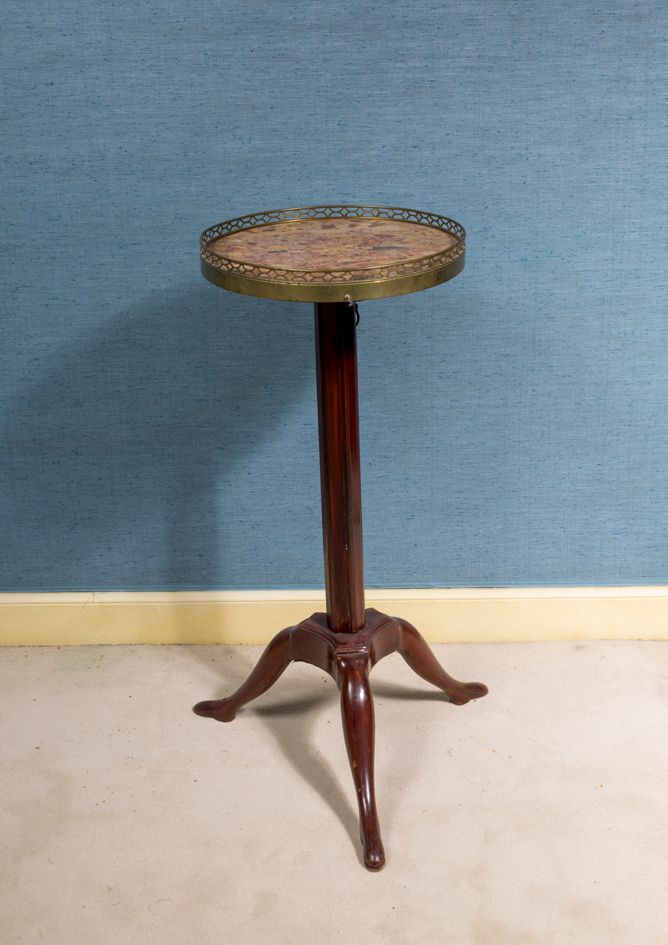 Null Mahogany tripod saddle, marble top with brass gallery (damaged)

19th centu&hellip;