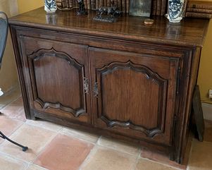 Null 天然木质的低矮餐具柜，带模具

18世纪

86 x 135 x 60厘米