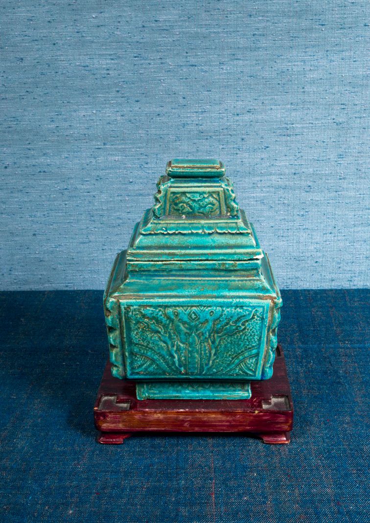 Null 绿松石釉陶瓷长方形壶，带金字塔形的盖子，壶壁上有轻微的浮雕风格的装饰。

中国，17世纪

(修复和芯片)

18 x 13,5 x 10厘米

专家&hellip;